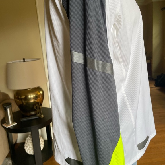 Brooks Run Visible Lightweight Half Zip Top - Picture 5 of 9